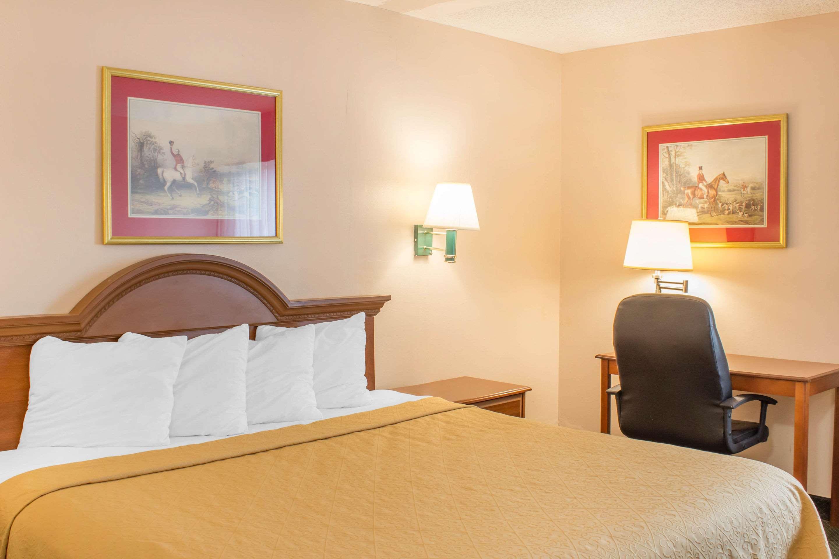 Econo Lodge Ралей Екстериор снимка
