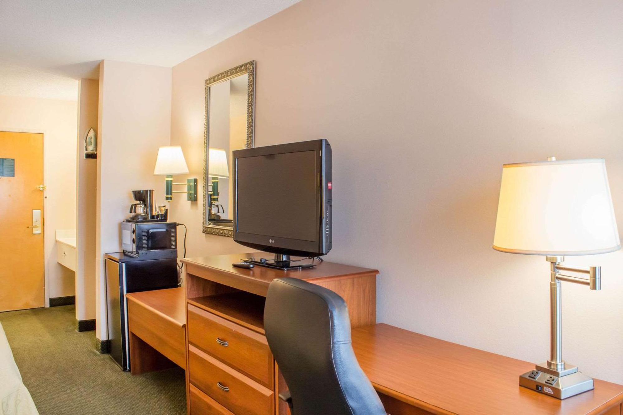 Econo Lodge Ралей Екстериор снимка