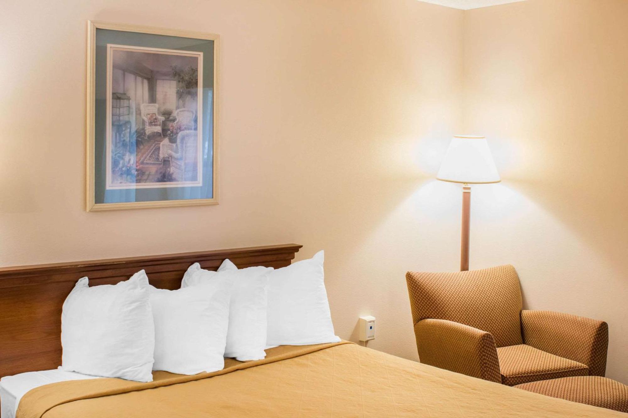 Econo Lodge Ралей Екстериор снимка